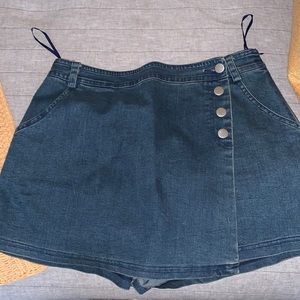 Entourage Jean Skort. Size Large.